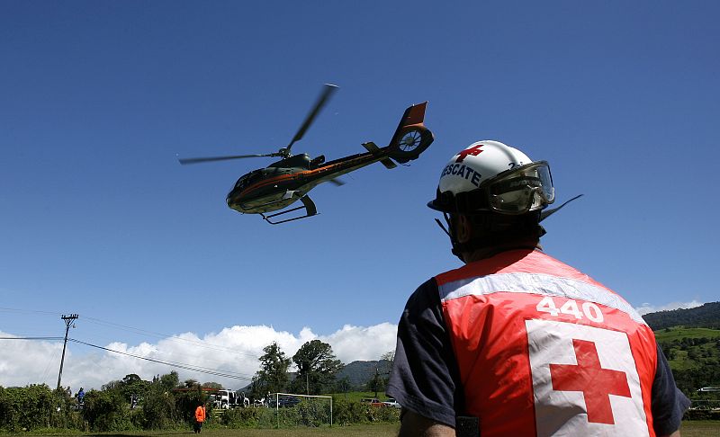 Un helicóptero trabaja en las tareas de rescate en Vara Blanca.