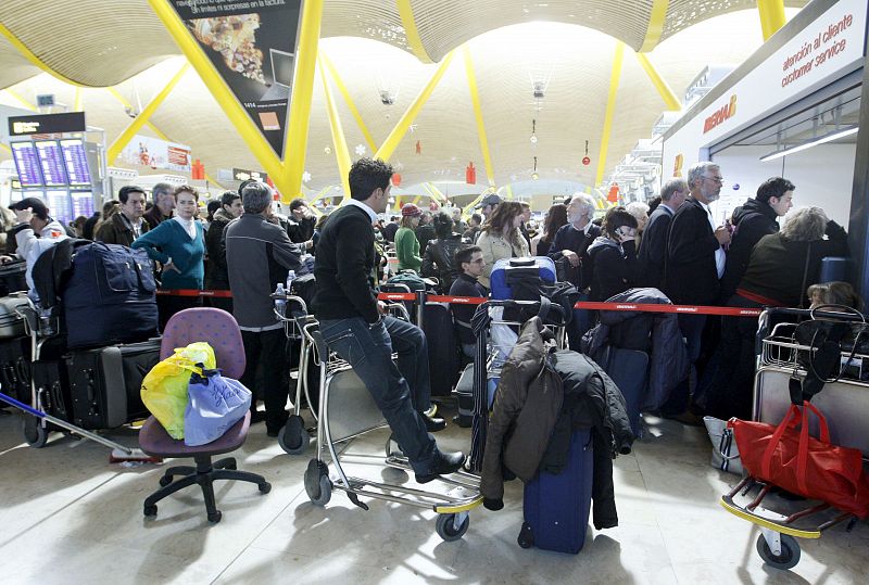 Los pasajeros se acumulan en los mostradores de las diferentes compañías aéreas.