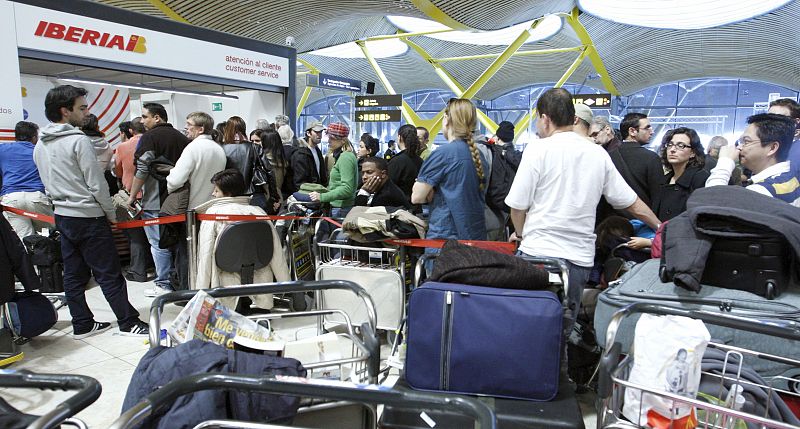 Miles de pasajeros siguen esperando en el aeropuerto de Barajas, que opera este sábado en dos de sus cuatro pistas y tiene programados 985 vuelos a lo largo de la jornada.