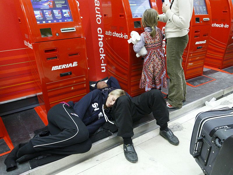 Esta imagen se repite desde este viernes en las diferentes terminales del aeropuerto de Barajas.