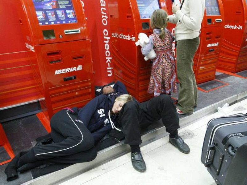 Esta imagen se repite desde este viernes en las diferentes terminales del aeropuerto de Barajas.