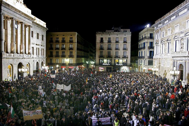 MILES DE PERSONAS EN BARCELONA EXIGEN EL FIN DE LA OFENSIVA MILITAR EN GAZA