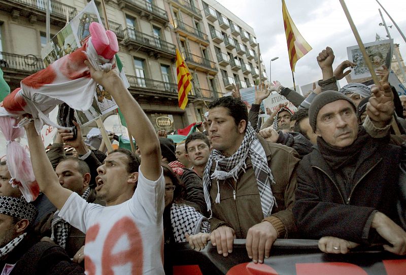 MILES DE PERSONAS EN BARCELONA EXIGEN EL FIN DE LA OFENSIVA MILITAR EN GAZA