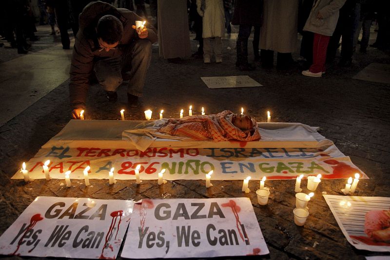 MILES DE PERSONAS EN BARCELONA EXIGEN EL FIN DE LA OFENSIVA MILITAR EN GAZA