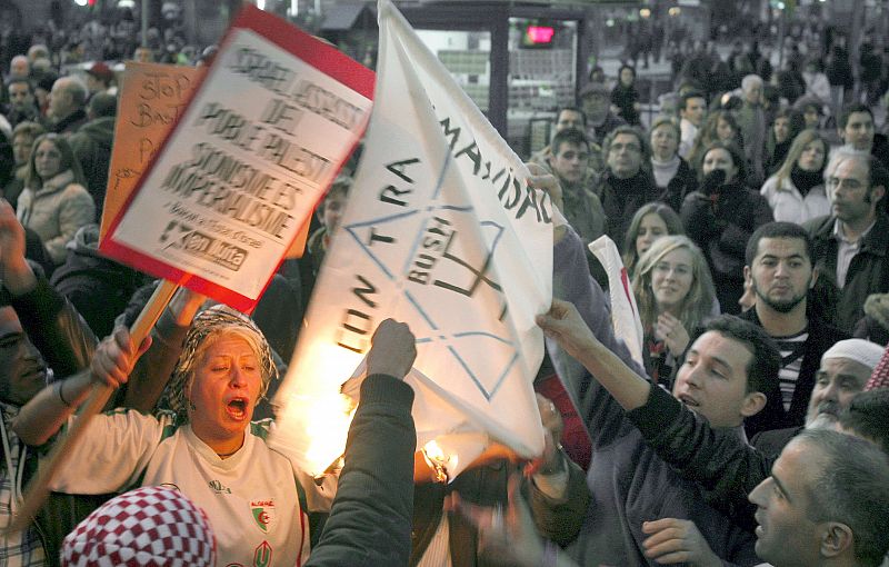 MILES DE PERSONAS EN BARCELONA EXIGEN EL FIN DE LA OFENSIVA MILITAR EN GAZA