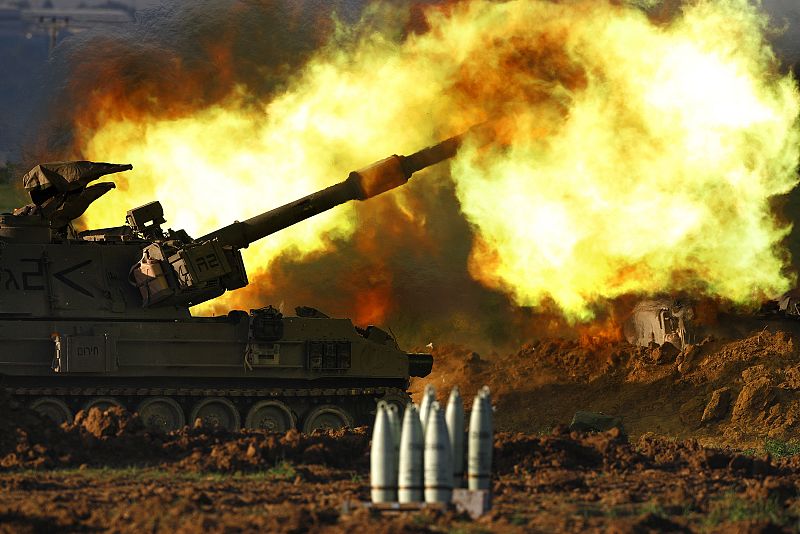 Artillería israelí en el norte de Gaza.