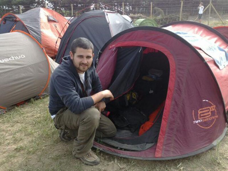 Marc posa junto a la deseada tienda de campaña.