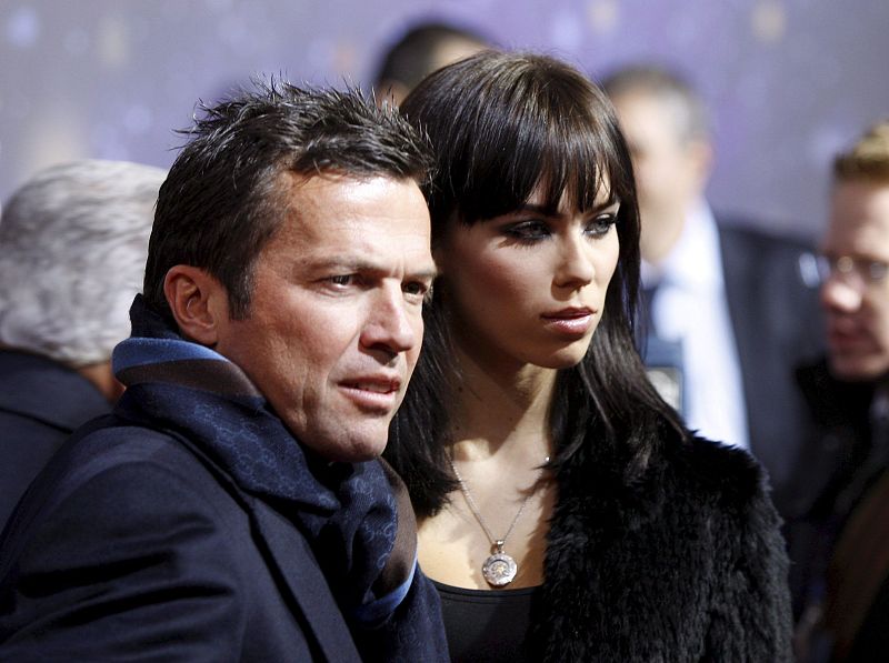 El ex futbolista alemán Lothar Matthaeus y su esposa, la ucraniana Kristina Liliana, a su llegada a la Gala de entrega de los premios.