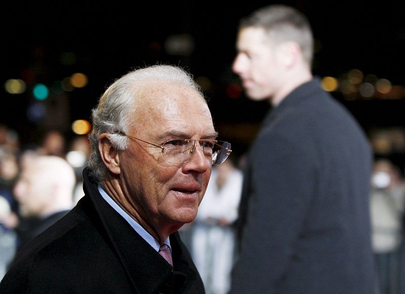 La ex estrella del fútbol, el alemán Franz Beckenbauer, posa a su llegada a la Gala de entrega de los premios al mejor jugador y mejor jugadora del 2008 de la FIFA.