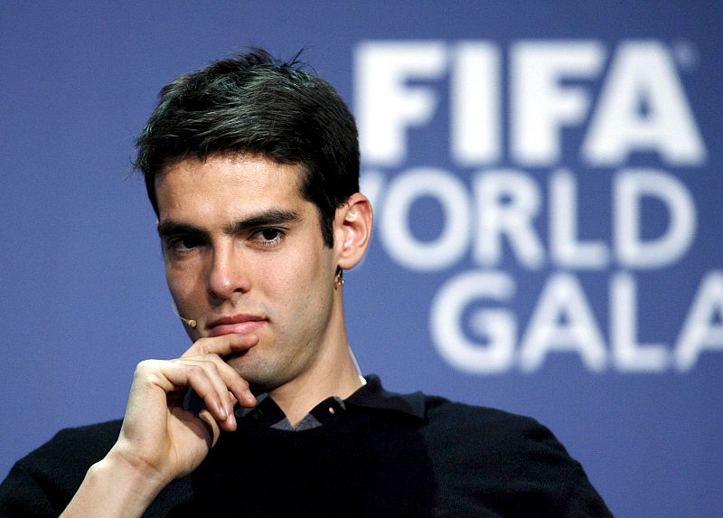 El futbolista brasileño Kaká, atiende a los periodistas durante una rueda de prensa previa a la Gala de entrega de los premios.