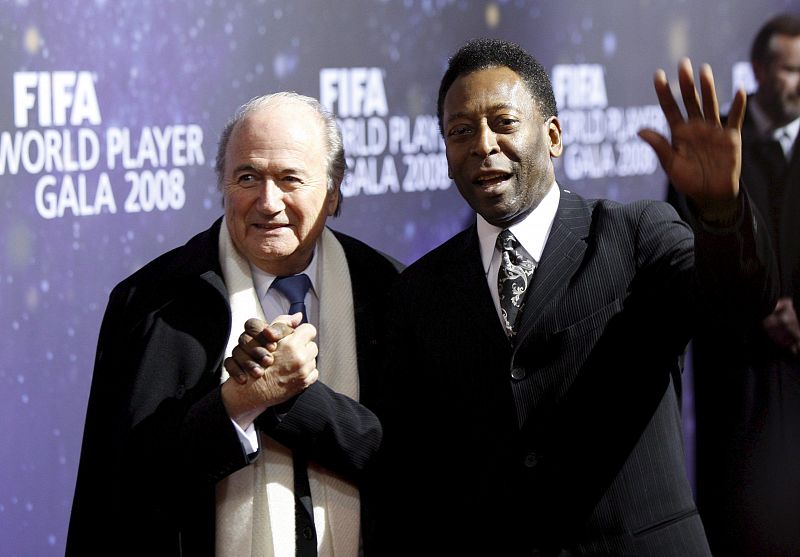 El presidente de la FIFA, Joseph Blatter, y la leyenda del fútbol, Pelé.