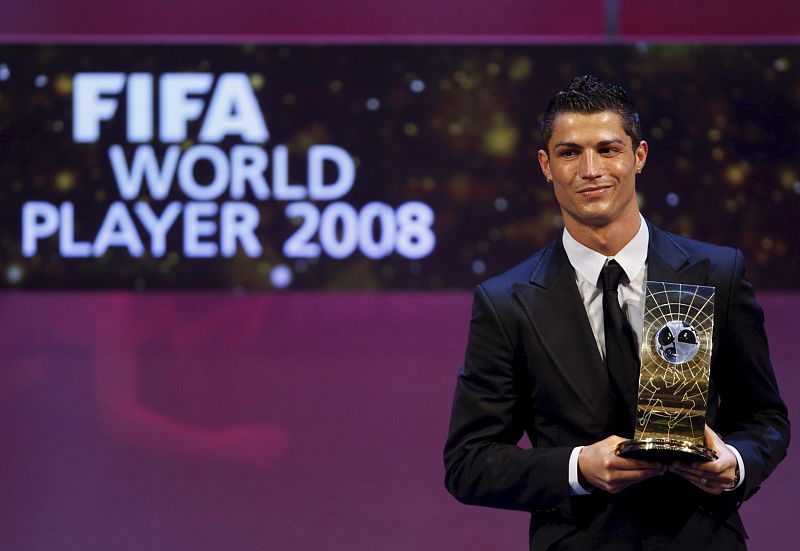 Cristiano Ronaldo posa con el trofeo a Mejor Jugador del 2008.