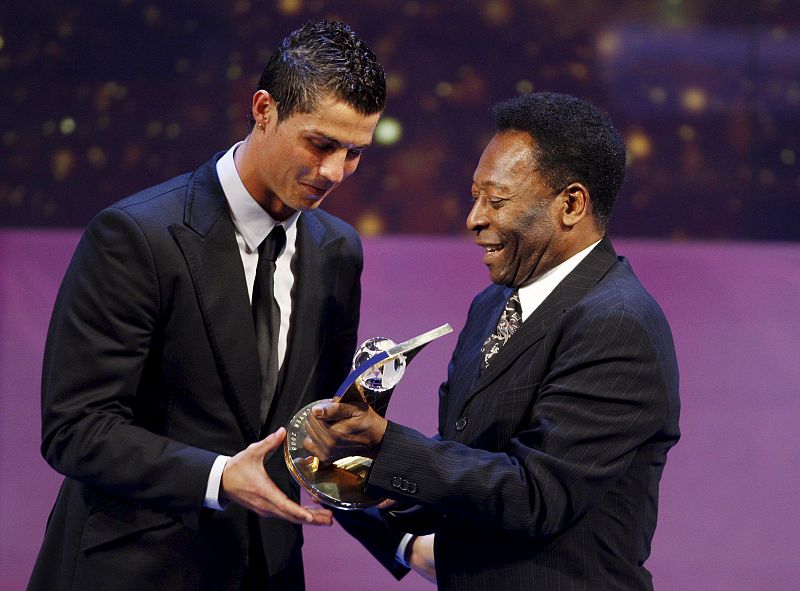 Pelé le entrega el premio a Mejor Jugador del 2008 al futbolista portugués Cristiano Ronaldo.