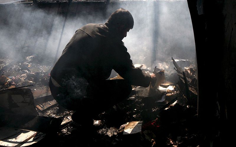 Un palestino observa los daños producidos en su casa después del ataque de un misil israelí, Ciudad de Gaza.