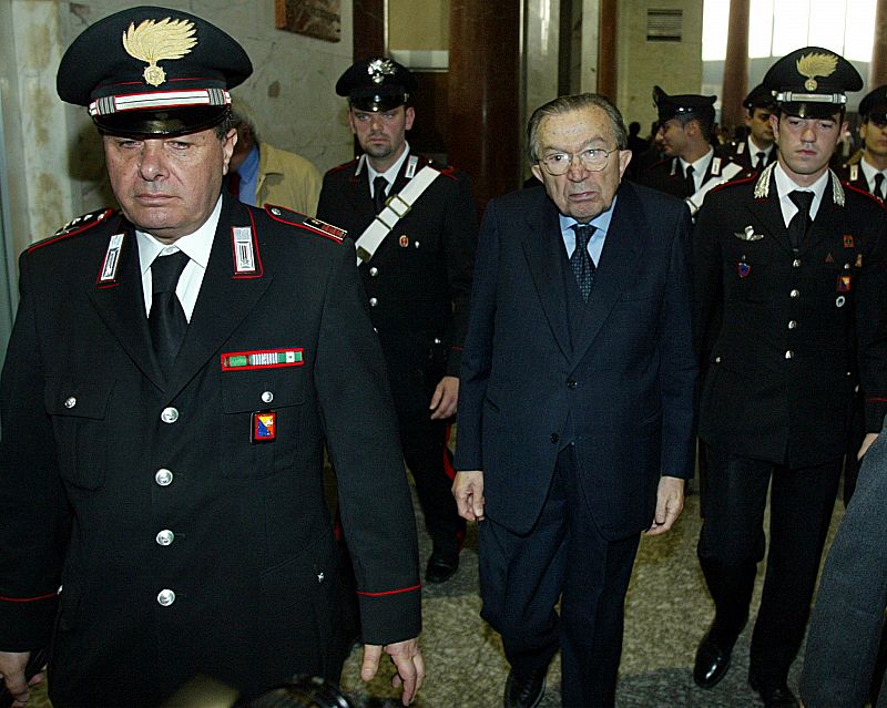 ANDREOTTI IS ACCOMPANIED BY CARABINIERI AT THE START OF HIS APPEALS