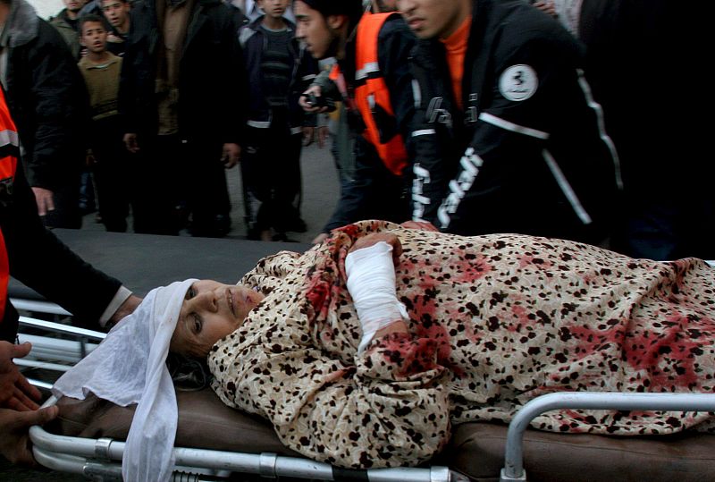 Una mujer herida durante un ataque aéreo israelí es trasladada al hospital Kmal Idwan, en el campo de refugiados de Yabalia, en la Franja de Gaza.