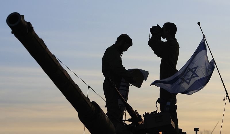 Soldados israelíes preparados para entrar en la capital de Gaza.