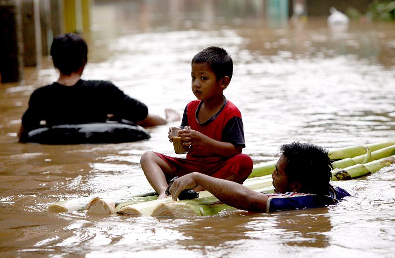 OLAS Y FUERTES LLUVIA AZOTAN GRAN PARTE DE INDONESIA