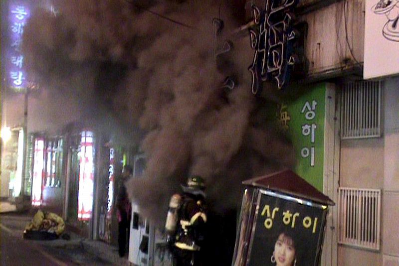 OCHO MUERTOS TRAS INCENDIO EN BAR DE KARAOKE EN BUSAN