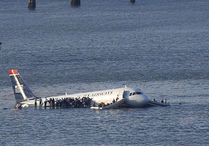 El avión ha caído en pleno cauce del Hudson, junto a Nueva York.