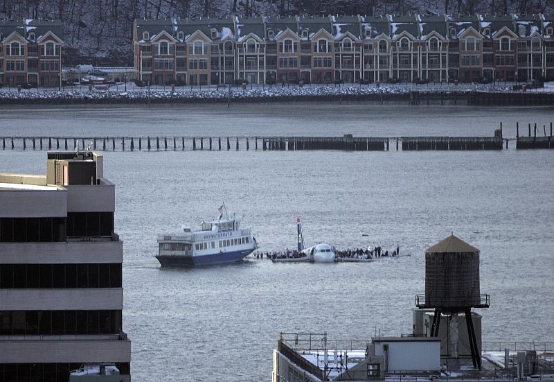 Los ferrys acuden al rescate de los pasajeros en la bahía del Hudson.