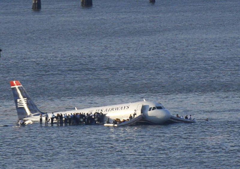 El avión ha caído en pleno cauce del Hudson, junto a Nueva York.