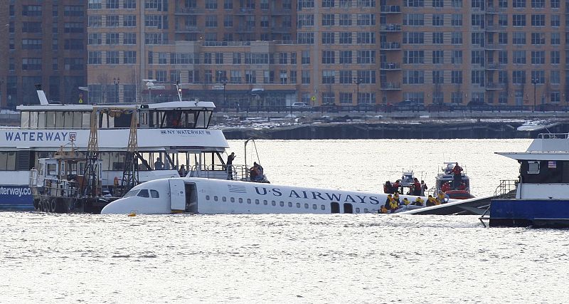 Los pasajeros, a la espera del rescate.
