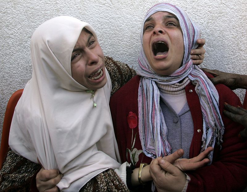 Dos mujeres palestinas lloran durante un funeral.