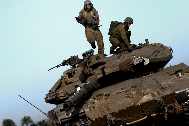 UN SOLDADO ISRAELÍ SALTA DE UN TANQUE EN EL NORTE DE LA FRANJA DE GAZA