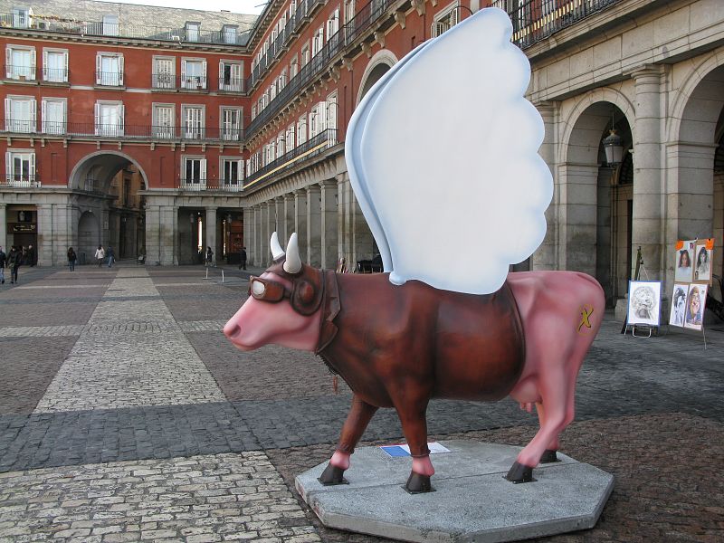 La vaca "cerdo volador" se encuentra situada en la Plaza Mayor