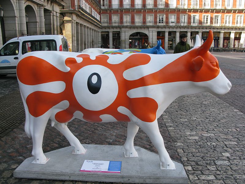 La vaca "el diseño resuelve" se encuentra situada en la Plaza Mayor