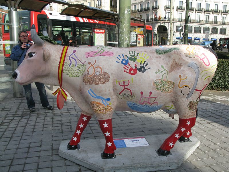 La vaca "deportes" se encuentra situada en la puerta principal del Parque del Retiro