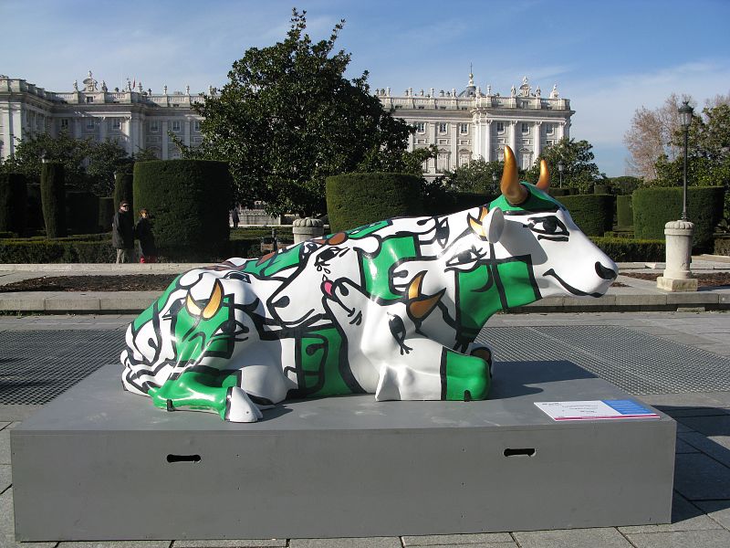 La vaca "pensamiento vacuno" se encuentra situada en la Plaza de Colón junto al Palacio Real