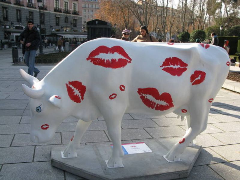 La vaca "kiss me" se encuentra situada en la Plaza de Oriente, junto al Palacio Real