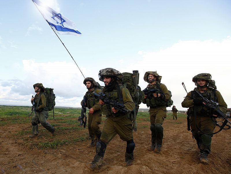 Israeli soldiers cross the Gaza border back to Israel early morning after a combat mission in Gaza