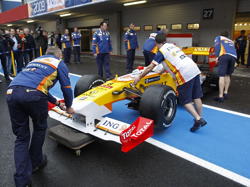 Los mecánicos de Renault colocan el nuevo modelo en la pista del Algarve para que empiece a rodar.