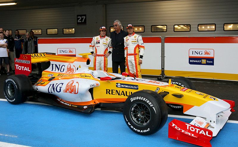 Nelson Piquet Jr. (dcha), y Fernando Alonso (izq), posan junto al jefe de la escudería Renault, el italiano Flavio Briatore (c), tras el nuevo R29