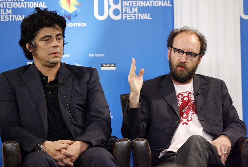 Actor Del Toro and director Soderbergh attend the "Che" news conference at the Toronto International Film Festival