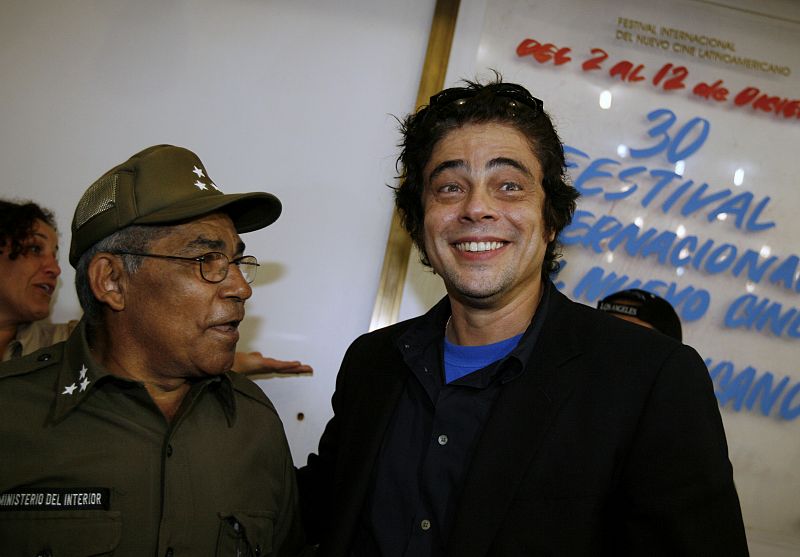 Actor Benicio Del Toro smiles next to Leonardo Tamayo, a surviving member of Che Guevara's military campaigns, at the opening of the film "Che" in Havana