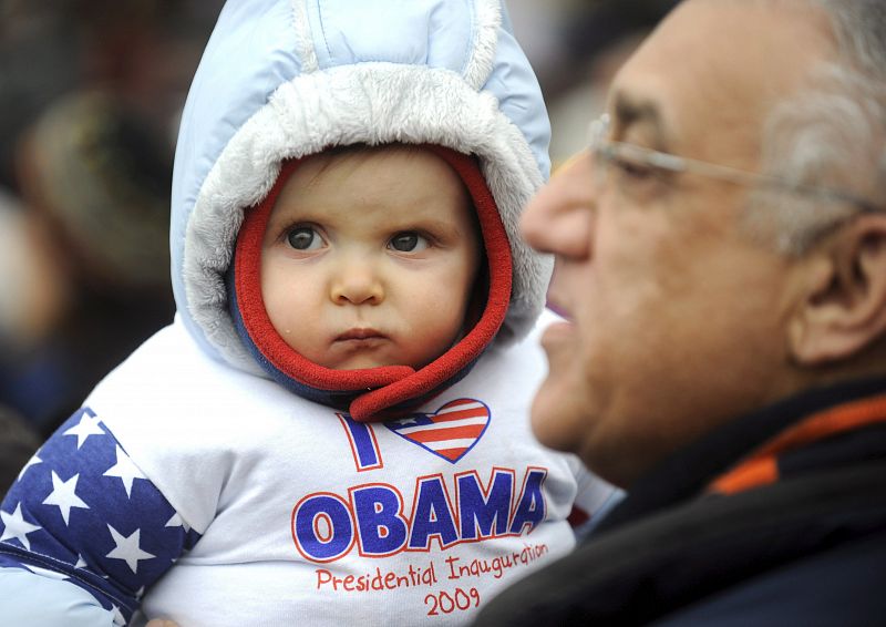 Miles de personas enfrentan el frío para observar al presidente electo de Estados Unidos, Barack Obama.