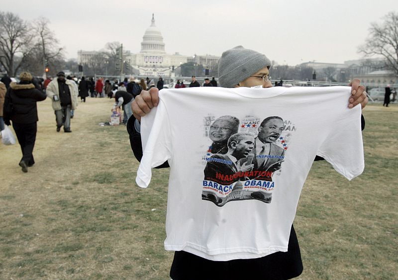 Un vendedor ofrece camisetas en el National Mall durante los preparativos para la toma de posesión del presidente electo de los Estados Unidos, Barack Obama, en Washington.