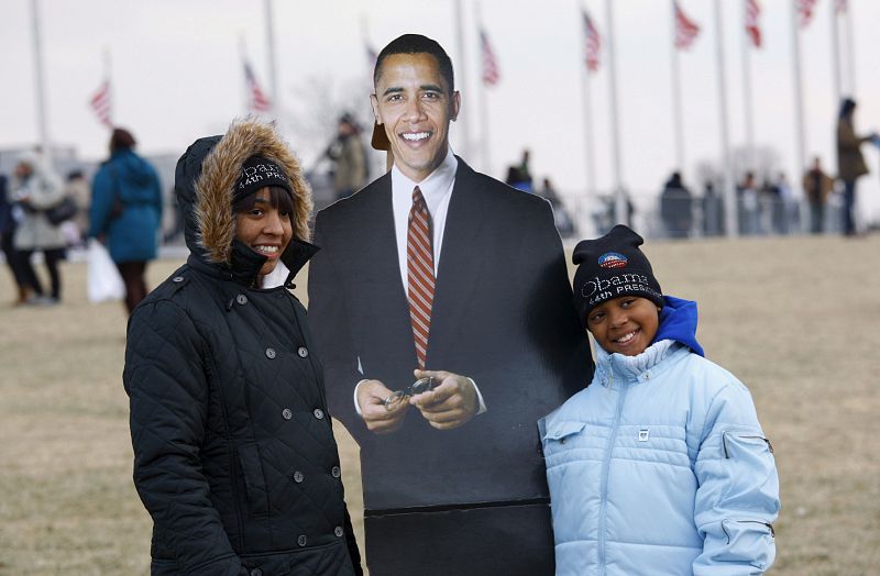 Una mujer y su hijo posan junto a una imagen del presidente electo, Barack Obama, en Washington.