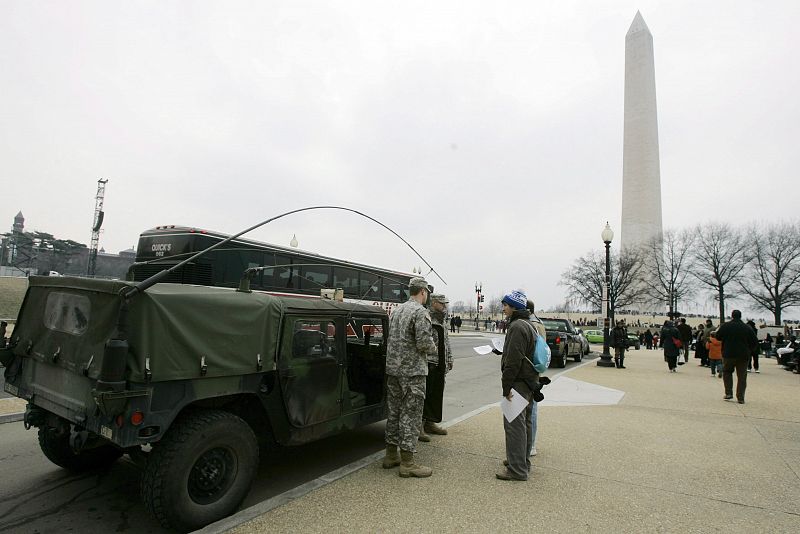 Un visitante pide indicaciones a un miembro de la Guardia Nacional de Estados Unidos frente al Monumento Nacional, durante los preparativos para la toma de posesión del presidente electo de los Estados Unidos.