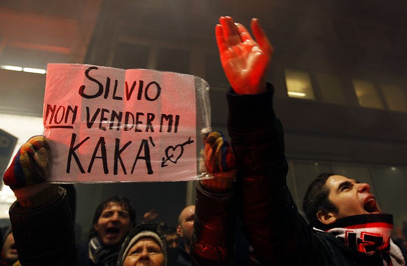 Aficionados del Milán protestan en la puerta del club italiano por la posible venta de Kaká al Manchester City en enero.