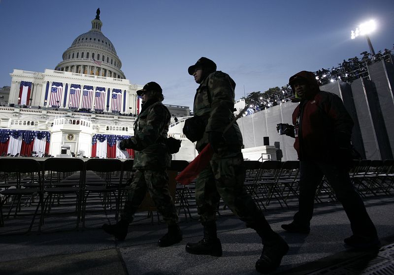 Un grupo de soldados caminan cerca del Capitolio horas antes de la investidura de Barack Obama