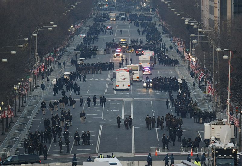 Personal de seguridad vigila la Avenida Pennsylvania en Washington, a horas de comenzar la ceremonia de investidura de Barack Obama.