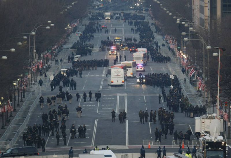 Personal de seguridad vigila la Avenida Pennsylvania en Washington, a horas de comenzar la ceremonia de investidura de Barack Obama. 