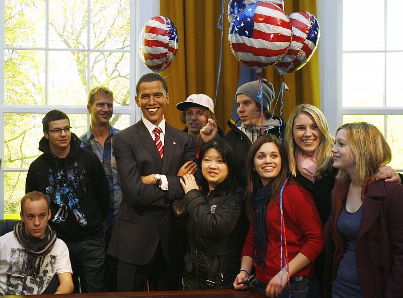 Visitantes del Museo Madame Tussauds de Londres se fotografían al lado de la figura de Barack Obama