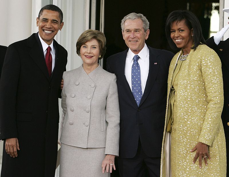 Los Bush y los Obama saludan desde el Pórtico Norte de la Casa Blanca, a donde Barack y Michelle han acudido después del acto religioso para tomar un café con el presidente saliente.