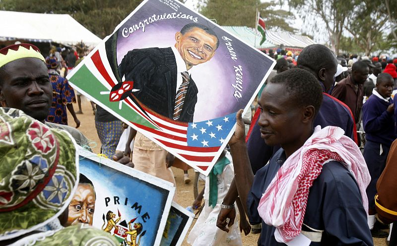 Un hombre vende souvenirs con la imágen del Presidente electo Barack Obama en la escuela primaria de Nyang'oma Kogelo, donde fue Obama.